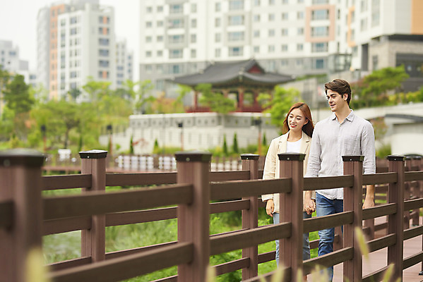 포토 JPG 주간 서양인 외국인 커플 공원 여자 남자 커플라이프 데이트 휴식 사랑 20대 성인 야외 두명 앞모습 30대 걷기 손잡기 다정 한국인 다문화 국제결혼 가교 성인만 국제커플 국내포토 자연요소 라이프스타일 건축물 공공시설 감정 뷰포인트 결혼 컨셉 관계 모션 사람 동양인 인종 청년 장년 사회이슈 파일형식