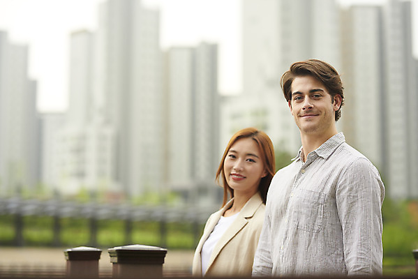 포토 JPG 주간 서양인 외국인 커플 공원 여자 남자 커플라이프 데이트 휴식 사랑 서기 미소 20대 성인 야외 두명 옆모습 30대 다정 한국인 다문화 국제결혼 성인만 국제커플 국내포토 자연요소 라이프스타일 공공시설 감정 뷰포인트 결혼 컨셉 관계 모션 표정 사람 동양인 인종 청년 장년 사회이슈 파일형식
