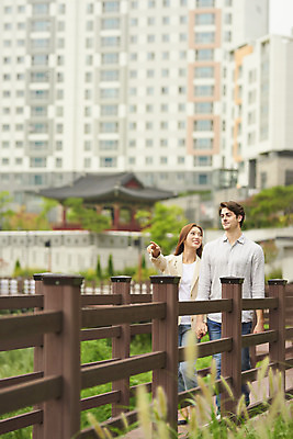 포토 JPG 주간 전신 서양인 외국인 커플 공원 여자 남자 커플라이프 데이트 휴식 사랑 20대 성인 야외 두명 앞모습 30대 걷기 손잡기 다정 한국인 가리킴 다문화 국제결혼 가교 성인만 국제커플 국내포토 자연요소 라이프스타일 건축물 공공시설 감정 뷰포인트 결혼 컨셉 관계 모션 사람 동양인 인종 손짓 청년 장년 사회이슈 파일형식