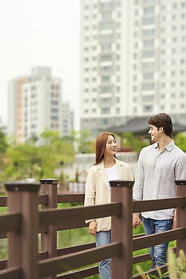 포토 JPG 주간 서양인 외국인 커플 공원 여자 남자 커플라이프 데이트 휴식 사랑 미소 20대 성인 야외 두명 앞모습 30대 마주보기 걷기 손잡기 다정 한국인 다문화 국제결혼 가교 성인만 국제커플 국내포토 자연요소 라이프스타일 건축물 공공시설 감정 뷰포인트 결혼 컨셉 관계 모션 표정 사람 동양인 인종 청년 장년 사회이슈 파일형식