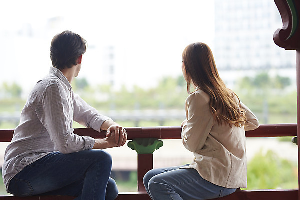 포토 JPG 주간 서양인 외국인 커플 응시 공원 여자 남자 커플라이프 데이트 휴식 사랑 앉기 상반신 20대 성인 야외 두명 옆모습 30대 다정 한국인 구경 정자 다문화 국제결혼 성인만 국제커플 국내포토 자연요소 라이프스타일 건축물 시선 공공시설 감정 뷰포인트 결혼 컨셉 관계 모션 사람 동양인 인종 청년 장년 사회이슈 파일형식