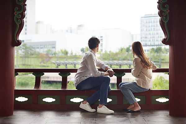 포토 JPG 주간 전신 서양인 외국인 커플 응시 공원 여자 남자 커플라이프 데이트 휴식 사랑 앉기 20대 성인 야외 두명 옆모습 30대 다정 한국인 구경 정자 다문화 국제결혼 성인만 국제커플 국내포토 자연요소 라이프스타일 건축물 시선 공공시설 감정 뷰포인트 결혼 컨셉 관계 모션 사람 동양인 인종 청년 장년 사회이슈 파일형식