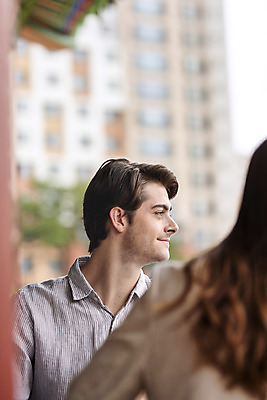 포토 JPG 주간 서양인 외국인 커플 응시 공원 여자 남자 커플라이프 데이트 휴식 사랑 상반신 20대 성인 야외 두명 앞모습 뒷모습 아웃포커스 30대 다정 한국인 구경 정자 다문화 국제결혼 성인만 국제커플 국내포토 자연요소 라이프스타일 건축물 시선 공공시설 감정 뷰포인트 결혼 컨셉 관계 촬영기법 사람 동양인 인종 청년 장년 사회이슈 파일형식
