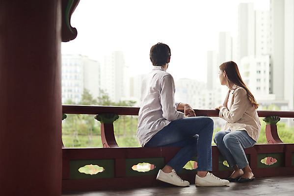 포토 JPG 주간 전신 서양인 외국인 커플 응시 공원 여자 남자 커플라이프 데이트 휴식 사랑 앉기 20대 성인 야외 두명 옆모습 30대 다정 한국인 정자 다문화 국제결혼 성인만 국제커플 국내포토 자연요소 라이프스타일 건축물 시선 공공시설 감정 뷰포인트 결혼 컨셉 관계 모션 사람 동양인 인종 청년 장년 사회이슈 파일형식