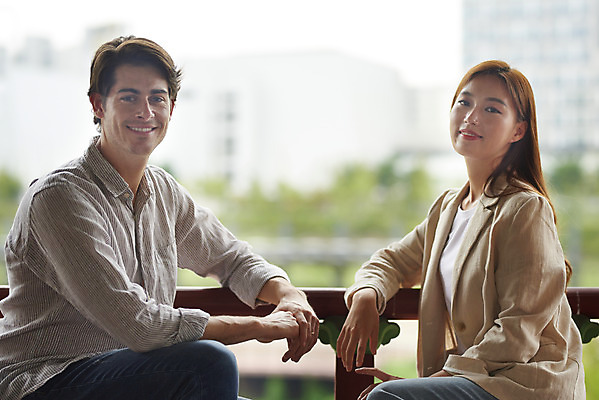 포토 JPG 주간 서양인 외국인 커플 공원 여자 남자 커플라이프 데이트 휴식 사랑 미소 앉기 상반신 20대 성인 야외 두명 옆모습 30대 다정 한국인 정자 다문화 국제결혼 성인만 국제커플 국내포토 자연요소 라이프스타일 건축물 공공시설 감정 뷰포인트 결혼 컨셉 관계 모션 표정 사람 동양인 인종 청년 장년 사회이슈 파일형식