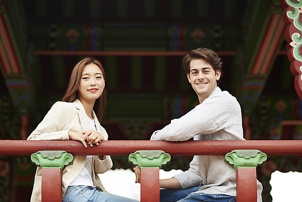 포토 JPG 주간 서양인 외국인 커플 응시 공원 여자 남자 커플라이프 데이트 휴식 사랑 미소 앉기 상반신 20대 성인 야외 두명 옆모습 30대 다정 한국인 정자 다문화 국제결혼 성인만 국제커플 국내포토 자연요소 라이프스타일 건축물 시선 공공시설 감정 뷰포인트 결혼 컨셉 관계 모션 표정 사람 동양인 인종 청년 장년 사회이슈 파일형식