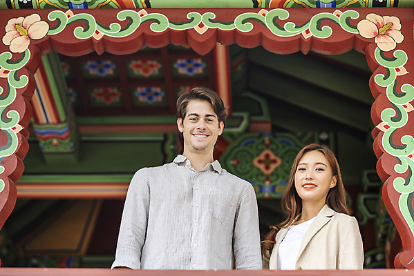 포토 JPG 주간 서양인 외국인 커플 공원 여자 남자 로우앵글 커플라이프 데이트 휴식 사랑 서기 미소 상반신 20대 성인 야외 두명 앞모습 30대 다정 한국인 정자 다문화 국제결혼 성인만 국제커플 국내포토 자연요소 라이프스타일 건축물 공공시설 감정 뷰포인트 결혼 컨셉 관계 모션 표정 사람 동양인 인종 청년 장년 사회이슈 파일형식