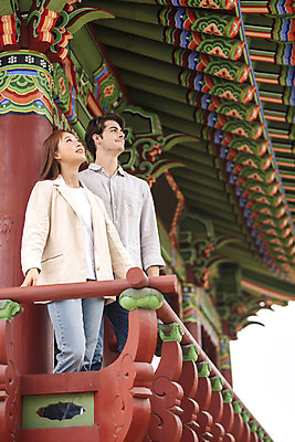 포토 JPG 주간 서양인 외국인 커플 응시 공원 여자 남자 로우앵글 커플라이프 데이트 휴식 사랑 서기 상반신 20대 성인 야외 두명 앞모습 30대 다정 한국인 정자 다문화 국제결혼 성인만 국제커플 국내포토 자연요소 라이프스타일 건축물 시선 공공시설 감정 뷰포인트 결혼 컨셉 관계 모션 사람 동양인 인종 청년 장년 사회이슈 파일형식