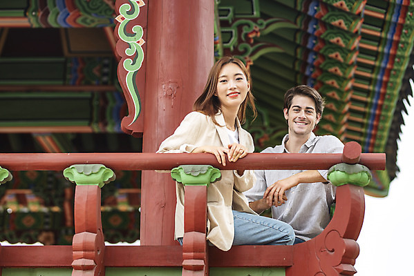 포토 JPG 주간 서양인 외국인 커플 응시 공원 여자 남자 로우앵글 커플라이프 데이트 휴식 사랑 미소 앉기 상반신 20대 성인 야외 두명 앞모습 30대 다정 한국인 정자 다문화 국제결혼 성인만 국제커플 국내포토 자연요소 라이프스타일 건축물 시선 공공시설 감정 뷰포인트 결혼 컨셉 관계 모션 표정 사람 동양인 인종 청년 장년 사회이슈 파일형식