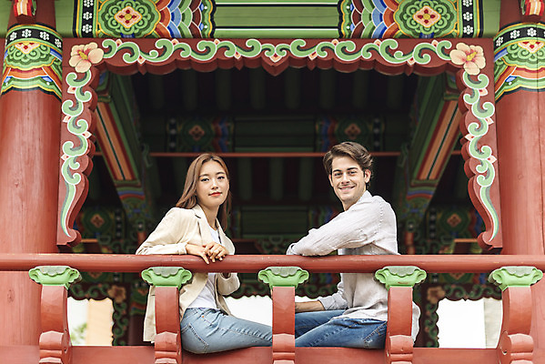 포토 JPG 주간 서양인 외국인 커플 응시 공원 여자 남자 로우앵글 커플라이프 데이트 휴식 사랑 미소 앉기 상반신 20대 성인 야외 두명 옆모습 30대 다정 한국인 정자 다문화 국제결혼 성인만 국제커플 국내포토 자연요소 라이프스타일 건축물 시선 공공시설 감정 뷰포인트 결혼 컨셉 관계 모션 표정 사람 동양인 인종 청년 장년 사회이슈 파일형식