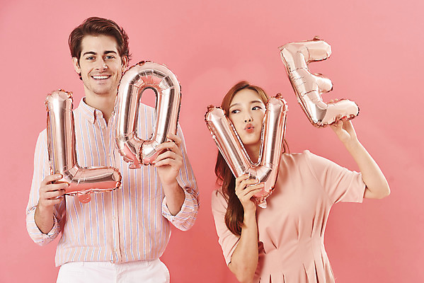 포토 JPG 스튜디오촬영 서양인 외국인 커플 영어 여자 남자 분홍색 커플라이프 데이트 실내 사랑 서기 미소 들기 누끼 상반신 20대 성인 두명 앞모습 30대 다정 한국인 다문화 풍선 국제결혼 성인만 분홍색배경 국제커플 국내포토 문자 라이프스타일 감정 뷰포인트 컬러 결혼 백그라운드 컨셉 관계 모션 표정 사람 동양인 인종 청년 내부 장년 사회이슈 파일형식