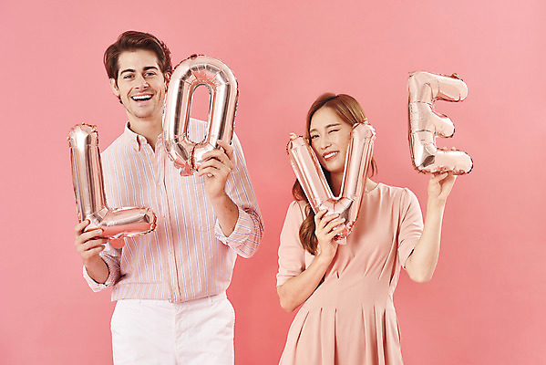 포토 JPG 스튜디오촬영 서양인 외국인 커플 영어 여자 남자 분홍색 커플라이프 데이트 실내 사랑 서기 미소 들기 누끼 상반신 20대 성인 두명 앞모습 30대 다정 한국인 다문화 풍선 국제결혼 성인만 분홍색배경 국제커플 국내포토 문자 라이프스타일 감정 뷰포인트 컬러 결혼 백그라운드 컨셉 관계 모션 표정 사람 동양인 인종 청년 내부 장년 사회이슈 파일형식