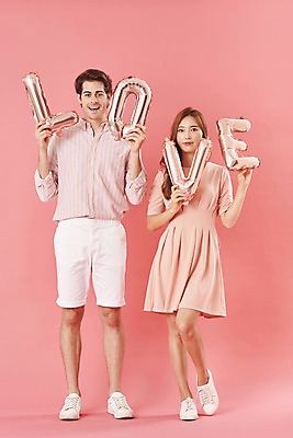 포토 JPG 스튜디오촬영 전신 서양인 외국인 커플 영어 여자 남자 분홍색 커플라이프 데이트 실내 사랑 서기 미소 들기 누끼 20대 성인 두명 앞모습 30대 다정 한국인 다문화 풍선 국제결혼 성인만 분홍색배경 국제커플 국내포토 문자 라이프스타일 감정 뷰포인트 컬러 결혼 백그라운드 컨셉 관계 모션 표정 사람 동양인 인종 청년 내부 장년 사회이슈 파일형식