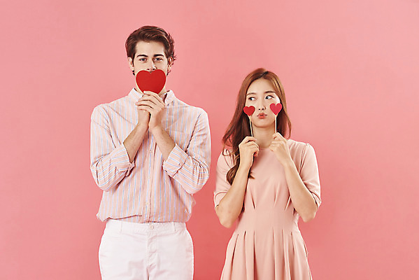 포토 JPG 스튜디오촬영 서양인 외국인 커플 여자 남자 분홍색 커플라이프 데이트 실내 사랑 서기 미소 들기 누끼 상반신 20대 성인 두명 앞모습 30대 다정 한국인 하트 다문화 국제결혼 성인만 분홍색배경 국제커플 국내포토 모양 라이프스타일 감정 뷰포인트 컬러 결혼 백그라운드 컨셉 관계 모션 표정 사람 동양인 인종 청년 내부 장년 사회이슈 파일형식