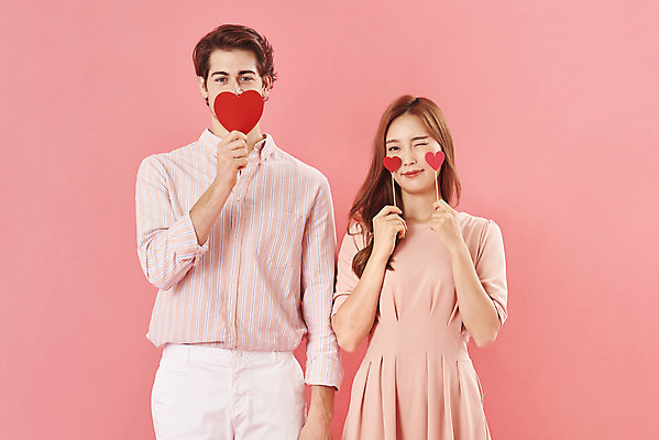 포토 JPG 스튜디오촬영 서양인 외국인 커플 여자 남자 분홍색 커플라이프 데이트 실내 사랑 서기 미소 들기 누끼 상반신 20대 성인 두명 앞모습 30대 다정 한국인 하트 다문화 국제결혼 성인만 분홍색배경 국제커플 국내포토 모양 라이프스타일 감정 뷰포인트 컬러 결혼 백그라운드 컨셉 관계 모션 표정 사람 동양인 인종 청년 내부 장년 사회이슈 파일형식