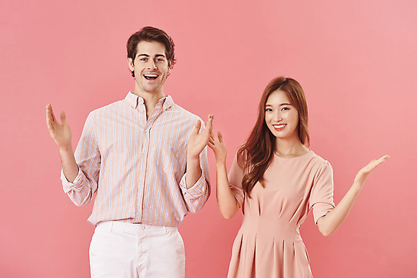 포토 JPG 스튜디오촬영 서양인 외국인 커플 여자 남자 분홍색 커플라이프 데이트 모션 실내 사랑 서기 미소 누끼 상반신 20대 성인 두명 앞모습 30대 다정 한국인 다문화 국제결혼 성인만 분홍색배경 국제커플 국내포토 라이프스타일 감정 뷰포인트 컬러 결혼 백그라운드 컨셉 관계 표정 사람 동양인 인종 청년 내부 장년 사회이슈 파일형식