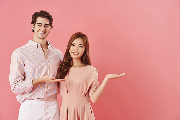 포토 JPG 스튜디오촬영 서양인 외국인 커플 여자 남자 분홍색 커플라이프 데이트 실내 사랑 서기 미소 누끼 상반신 20대 성인 두명 앞모습 30대 다정 한국인 가리킴 다문화 국제결혼 성인만 분홍색배경 국제커플 국내포토 라이프스타일 감정 뷰포인트 컬러 결혼 백그라운드 컨셉 관계 모션 표정 사람 동양인 인종 손짓 청년 내부 장년 사회이슈 파일형식