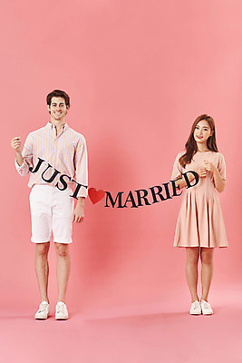 포토 JPG 스튜디오촬영 전신 서양인 외국인 커플 영어 여자 남자 분홍색 커플라이프 데이트 실내 사랑 서기 미소 누끼 20대 성인 두명 앞모습 30대 다정 한국인 다문화 가랜드 국제결혼 성인만 분홍색배경 국제커플 국내포토 문자 라이프스타일 감정 뷰포인트 컬러 결혼 백그라운드 컨셉 관계 모션 표정 사람 동양인 인종 청년 내부 장년 사회이슈 파티용품 파일형식