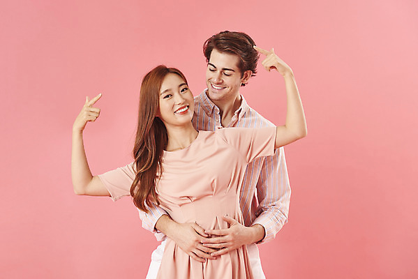포토 JPG 스튜디오촬영 서양인 외국인 커플 여자 남자 분홍색 커플라이프 데이트 실내 사랑 서기 미소 누끼 상반신 20대 성인 두명 앞모습 30대 다정 한국인 가리킴 다문화 백허그 국제결혼 성인만 분홍색배경 국제커플 국내포토 라이프스타일 감정 뷰포인트 컬러 결혼 백그라운드 컨셉 관계 모션 포옹 표정 사람 동양인 인종 손짓 청년 내부 장년 사회이슈 파일형식