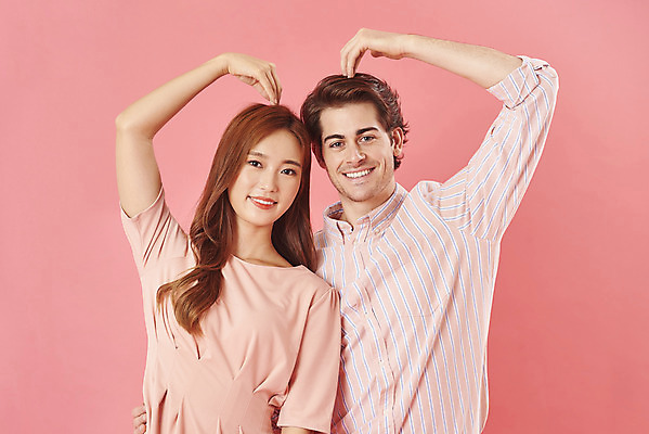 포토 JPG 스튜디오촬영 서양인 외국인 커플 여자 남자 분홍색 커플라이프 데이트 실내 사랑 서기 미소 누끼 상반신 20대 성인 두명 앞모습 30대 다정 한국인 다문화 손하트 국제결혼 성인만 분홍색배경 국제커플 국내포토 라이프스타일 감정 뷰포인트 컬러 결혼 백그라운드 컨셉 관계 모션 표정 사람 동양인 인종 손짓 청년 내부 장년 사회이슈 파일형식
