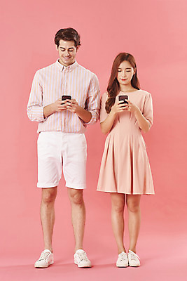 포토 JPG 스튜디오촬영 전신 서양인 외국인 커플 응시 여자 남자 분홍색 커플라이프 데이트 실내 사랑 서기 미소 들기 누끼 20대 성인 두명 앞모습 30대 스마트폰 다정 한국인 다문화 국제결혼 메신저 성인만 분홍색배경 국제커플 국내포토 라이프스타일 시선 감정 뷰포인트 컬러 결혼 백그라운드 컨셉 관계 모션 표정 사람 동양인 인종 청년 내부 장년 핸드폰 스마트기기 사회이슈 파일형식