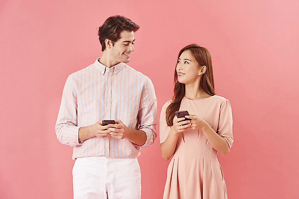 포토 JPG 스튜디오촬영 서양인 외국인 커플 응시 여자 남자 분홍색 커플라이프 데이트 실내 사랑 서기 미소 들기 누끼 상반신 20대 성인 두명 앞모습 30대 스마트폰 마주보기 다정 한국인 다문화 국제결혼 성인만 분홍색배경 국제커플 국내포토 라이프스타일 시선 감정 뷰포인트 컬러 결혼 백그라운드 컨셉 관계 모션 표정 사람 동양인 인종 청년 내부 장년 핸드폰 스마트기기 사회이슈 파일형식