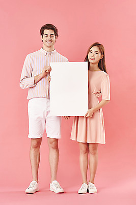 포토 JPG 스튜디오촬영 전신 서양인 외국인 배너 커플 여자 남자 분홍색 커플라이프 데이트 사각프레임 프레임 실내 사랑 서기 미소 들기 누끼 20대 성인 두명 앞모습 30대 다정 한국인 다문화 국제결혼 성인만 분홍색배경 국제커플 국내포토 라이프스타일 감정 뷰포인트 컬러 결혼 백그라운드 컨셉 관계 모션 표정 사람 동양인 인종 청년 내부 장년 사각형 사회이슈 파일형식