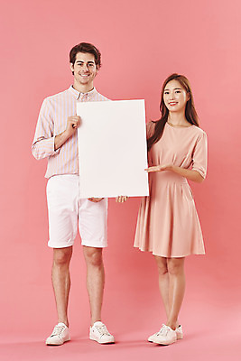 포토 JPG 스튜디오촬영 전신 서양인 외국인 배너 커플 여자 남자 분홍색 커플라이프 데이트 사각프레임 프레임 실내 사랑 서기 미소 들기 누끼 20대 성인 두명 앞모습 30대 다정 한국인 다문화 국제결혼 성인만 분홍색배경 국제커플 국내포토 라이프스타일 감정 뷰포인트 컬러 결혼 백그라운드 컨셉 관계 모션 표정 사람 동양인 인종 청년 내부 장년 사각형 사회이슈 파일형식