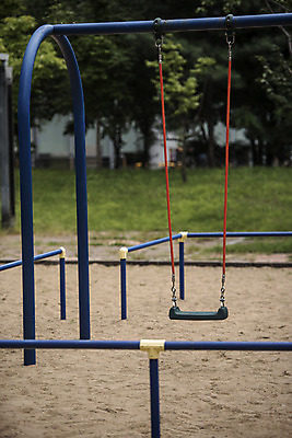 포토 JPG 주간 나무 의자 자연 휴식 풍경 잔디 사람없음 야외 건물 아웃포커스 여름 울타리 놀이터 그네 힐링 조용 휴식처 국내포토 자연요소 식물 건축물 계절 가구 컨셉 놀이 촬영기법 담장 생태계 파일형식