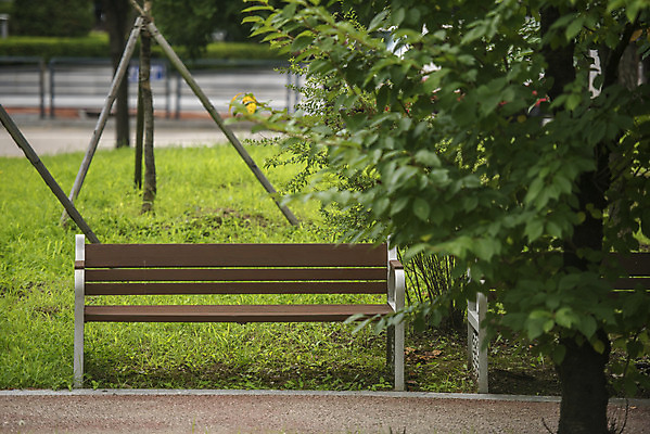 포토 JPG 주간 나무 공원 길 벤치 의자 자연 휴식 풍경 잔디 사람없음 야외 아웃포커스 여름 울타리 힐링 조용 휴식처 국내포토 자연요소 식물 계절 공공시설 가구 컨셉 촬영기법 담장 생태계 파일형식