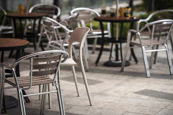 포토 JPG 주간 의자 자연 탁자 휴식 풍경 사람없음 야외 아웃포커스 여름 카페 힐링 조용 카페테라스 휴식처 국내포토 자연요소 계절 가구 컨셉 촬영기법 상점 생태계 파일형식