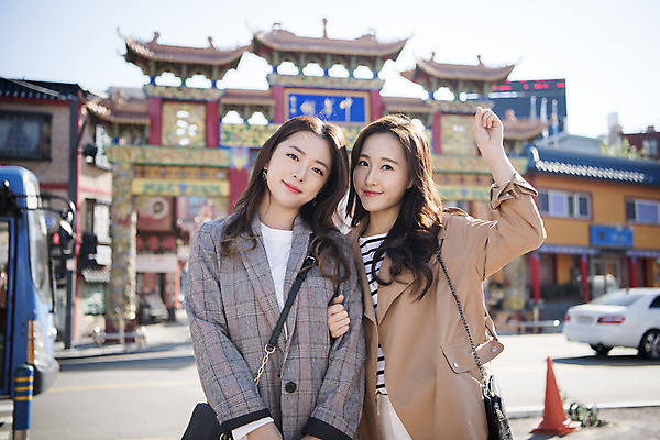 포토 JPG 주간 여자 여행 백그라운드 안내 서기 미소 사람 상반신 20대 성인 야외 두명 앞모습 친구 사진촬영 우정 한국인 여대생 차이나타운 성인여자만 동인천 국내포토 자연요소 대학생 뷰포인트 관계 모션 표정 동양인 청년 관광지 촬영 인천 여자만 성인만 파일형식