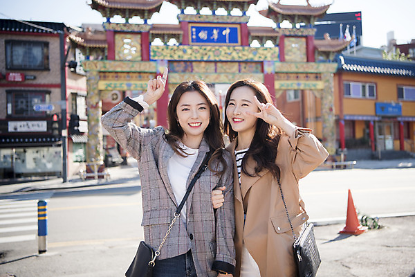 포토 JPG 주간 여자 여행 백그라운드 안내 서기 미소 사람 상반신 20대 성인 야외 두명 앞모습 친구 사진촬영 우정 한국인 여대생 차이나타운 성인여자만 동인천 국내포토 자연요소 대학생 뷰포인트 관계 모션 표정 동양인 청년 관광지 촬영 인천 여자만 성인만 파일형식