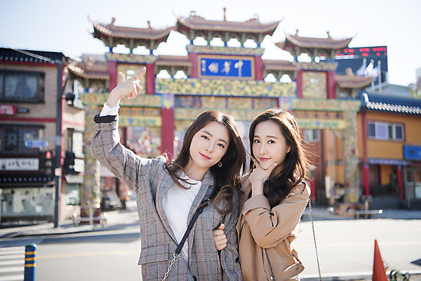 포토 JPG 주간 여자 여행 백그라운드 안내 서기 미소 사람 상반신 20대 성인 야외 두명 앞모습 친구 사진촬영 우정 한국인 여대생 차이나타운 성인여자만 동인천 국내포토 자연요소 대학생 뷰포인트 관계 모션 표정 동양인 청년 관광지 촬영 인천 여자만 성인만 파일형식