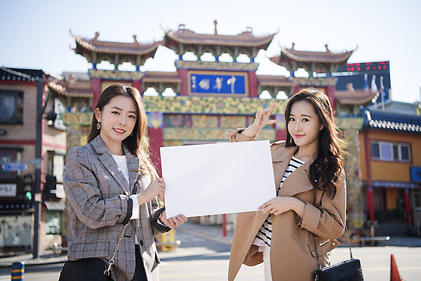 포토 JPG 주간 배너 여자 여행 안내 서기 미소 들기 사람 상반신 20대 성인 야외 두명 앞모습 친구 사진촬영 우정 한국인 여대생 차이나타운 성인여자만 동인천 국내포토 자연요소 대학생 뷰포인트 관계 모션 표정 동양인 청년 관광지 촬영 인천 여자만 성인만 파일형식