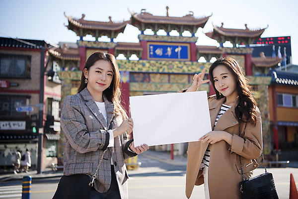 포토 JPG 주간 배너 여자 여행 안내 서기 미소 들기 사람 상반신 20대 성인 야외 두명 앞모습 친구 사진촬영 우정 한국인 여대생 차이나타운 성인여자만 동인천 국내포토 자연요소 대학생 뷰포인트 관계 모션 표정 동양인 청년 관광지 촬영 인천 여자만 성인만 파일형식
