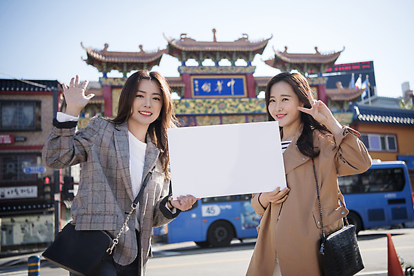 포토 JPG 주간 배너 여자 여행 안내 서기 미소 들기 사람 상반신 20대 성인 야외 두명 앞모습 친구 사진촬영 우정 한국인 여대생 차이나타운 성인여자만 동인천 국내포토 자연요소 대학생 뷰포인트 관계 모션 표정 동양인 청년 관광지 촬영 인천 여자만 성인만 파일형식