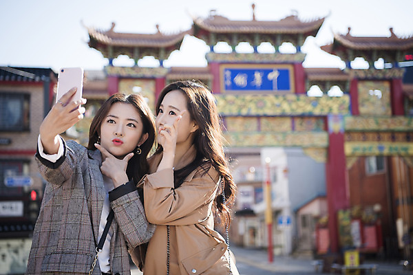 포토 JPG 주간 여자 여행 백그라운드 안내 서기 미소 사람 손짓 상반신 20대 성인 야외 두명 앞모습 옆모습 친구 스마트폰 우정 한국인 셀프카메라 여대생 차이나타운 성인여자만 동인천 국내포토 자연요소 대학생 뷰포인트 관계 모션 표정 동양인 청년 관광지 핸드폰 스마트기기 사진촬영 인천 여자만 성인만 파일형식