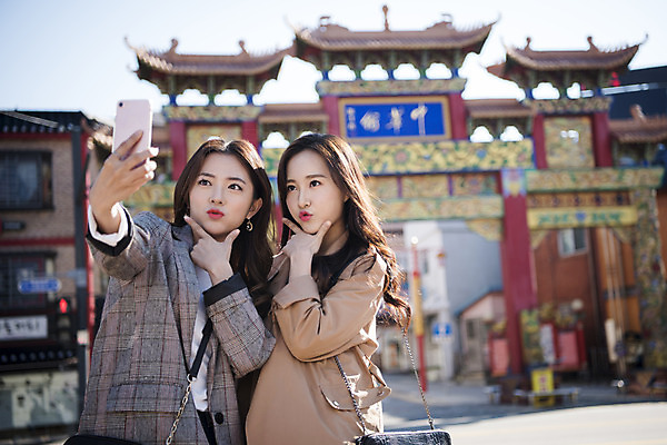포토 JPG 주간 여자 여행 백그라운드 안내 서기 미소 사람 손짓 상반신 20대 성인 야외 두명 앞모습 옆모습 친구 스마트폰 우정 한국인 셀프카메라 여대생 차이나타운 성인여자만 동인천 국내포토 자연요소 대학생 뷰포인트 관계 모션 표정 동양인 청년 관광지 핸드폰 스마트기기 사진촬영 인천 여자만 성인만 파일형식