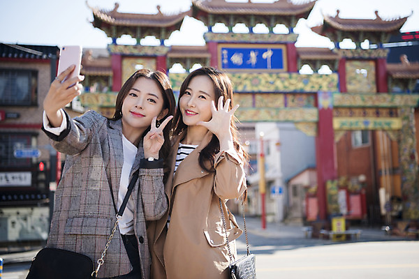 포토 JPG 주간 여자 여행 백그라운드 안내 서기 미소 사람 손짓 상반신 20대 성인 야외 두명 앞모습 옆모습 친구 스마트폰 우정 한국인 셀프카메라 여대생 차이나타운 성인여자만 동인천 국내포토 자연요소 대학생 뷰포인트 관계 모션 표정 동양인 청년 관광지 핸드폰 스마트기기 사진촬영 인천 여자만 성인만 파일형식