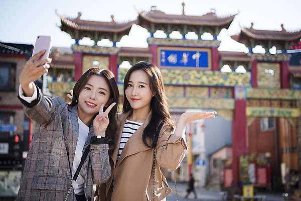 포토 JPG 주간 여자 여행 백그라운드 안내 서기 미소 사람 손짓 상반신 20대 성인 야외 두명 앞모습 옆모습 친구 스마트폰 우정 한국인 셀프카메라 여대생 차이나타운 성인여자만 동인천 국내포토 자연요소 대학생 뷰포인트 관계 모션 표정 동양인 청년 관광지 핸드폰 스마트기기 사진촬영 인천 여자만 성인만 파일형식