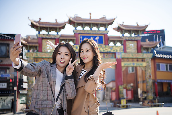 포토 JPG 주간 여자 여행 백그라운드 안내 서기 미소 사람 손짓 상반신 20대 성인 야외 두명 앞모습 옆모습 친구 스마트폰 우정 한국인 셀프카메라 여대생 차이나타운 성인여자만 동인천 국내포토 자연요소 대학생 뷰포인트 관계 모션 표정 동양인 청년 관광지 핸드폰 스마트기기 사진촬영 인천 여자만 성인만 파일형식