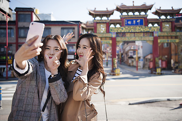 포토 JPG 주간 여자 여행 백그라운드 안내 서기 미소 사람 손짓 상반신 20대 성인 야외 두명 앞모습 옆모습 친구 스마트폰 우정 한국인 셀프카메라 여대생 차이나타운 성인여자만 동인천 국내포토 자연요소 대학생 뷰포인트 관계 모션 표정 동양인 청년 관광지 핸드폰 스마트기기 사진촬영 인천 여자만 성인만 파일형식