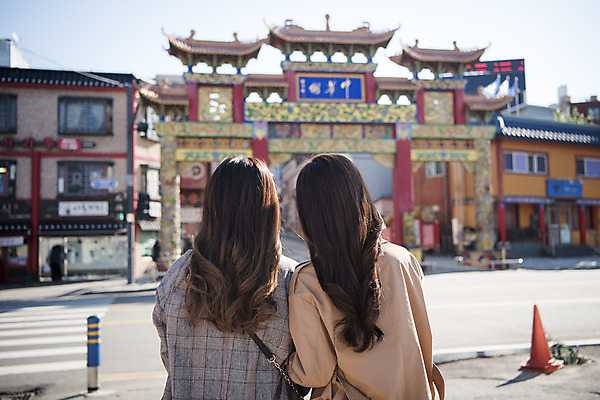 포토 JPG 주간 여자 여행 포즈 백그라운드 안내 서기 미소 사람 상반신 20대 성인 야외 두명 뒷모습 친구 손들기 사진촬영 우정 한국인 여대생 손하트 차이나타운 성인여자만 동인천 국내포토 자연요소 대학생 뷰포인트 관계 모션 표정 동양인 손짓 청년 관광지 촬영 인천 여자만 성인만 파일형식