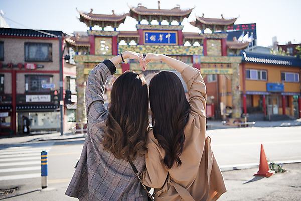 포토 JPG 주간 여자 여행 포즈 백그라운드 안내 서기 미소 사람 상반신 20대 성인 야외 두명 뒷모습 친구 손들기 사진촬영 우정 한국인 여대생 손하트 차이나타운 성인여자만 동인천 국내포토 자연요소 대학생 뷰포인트 관계 모션 표정 동양인 손짓 청년 관광지 촬영 인천 여자만 성인만 파일형식