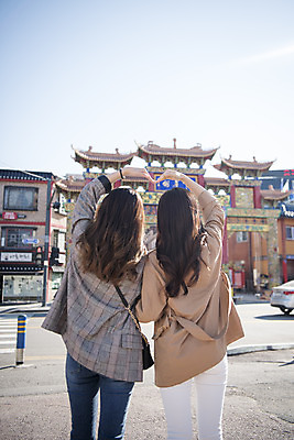 포토 JPG 주간 여자 여행 포즈 백그라운드 안내 서기 미소 사람 상반신 20대 성인 야외 두명 뒷모습 친구 손들기 사진촬영 우정 한국인 여대생 손하트 차이나타운 성인여자만 동인천 국내포토 자연요소 대학생 뷰포인트 관계 모션 표정 동양인 손짓 청년 관광지 촬영 인천 여자만 성인만 파일형식
