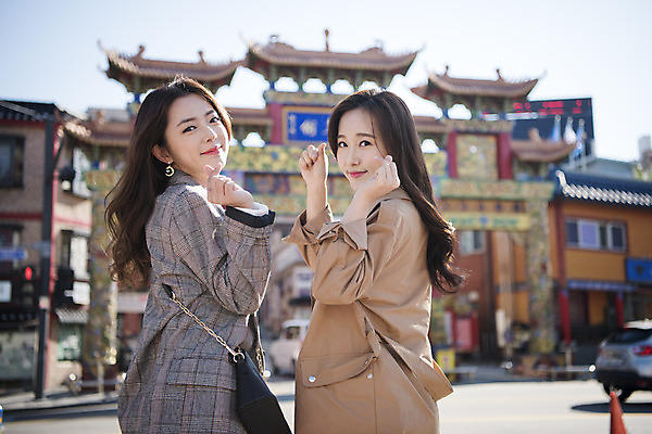 포토 JPG 주간 여자 여행 포즈 백그라운드 안내 서기 미소 사람 손짓 상반신 20대 성인 야외 두명 옆모습 친구 사진촬영 우정 한국인 뒤돌아보기 여대생 차이나타운 성인여자만 동인천 국내포토 자연요소 대학생 뷰포인트 관계 모션 표정 동양인 청년 관광지 촬영 인천 여자만 성인만 파일형식