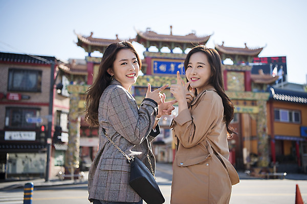 포토 JPG 주간 여자 여행 포즈 백그라운드 안내 서기 미소 사람 손짓 상반신 20대 성인 야외 두명 옆모습 친구 사진촬영 우정 한국인 뒤돌아보기 여대생 차이나타운 성인여자만 동인천 국내포토 자연요소 대학생 뷰포인트 관계 모션 표정 동양인 청년 관광지 촬영 인천 여자만 성인만 파일형식
