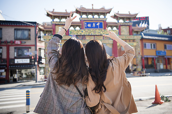 포토 JPG 주간 여자 여행 포즈 백그라운드 안내 서기 미소 사람 상반신 20대 성인 야외 두명 뒷모습 친구 손들기 사진촬영 우정 한국인 브이 여대생 손하트 차이나타운 성인여자만 동인천 국내포토 자연요소 대학생 뷰포인트 관계 모션 표정 동양인 손짓 청년 관광지 촬영 인천 여자만 성인만 파일형식