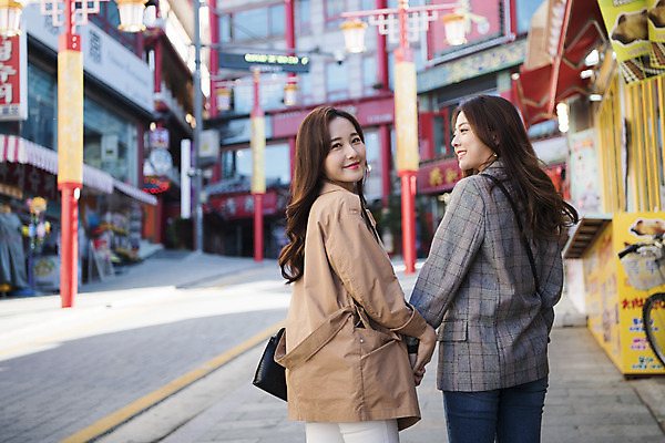 포토 JPG 주간 여자 여행 포즈 백그라운드 안내 서기 미소 사람 손짓 상반신 20대 성인 야외 두명 옆모습 친구 손잡기 사진촬영 우정 한국인 뒤돌아보기 여대생 차이나타운 성인여자만 동인천 국내포토 자연요소 대학생 뷰포인트 관계 모션 표정 동양인 청년 관광지 촬영 인천 여자만 성인만 파일형식